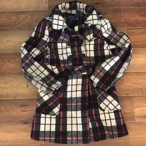 Very classy Rothschild girls plaid coat! ❤️🖤
